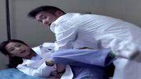 男女醫生在辦公室曖昧 漂亮的女實習醫生走進來男醫生眼前一亮