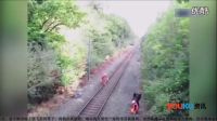實拍鐵路工人鐵軌上神救援單車騎士 畫面直擊生死瞬間