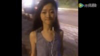 5年前的微電影主題曲，讓這首歌大紅大紫，美女街頭邊走邊唱
