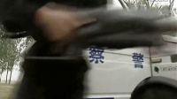 妖怪穿越到現代與武警大戰 分身術都被特警識破了