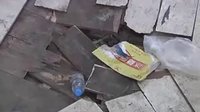 [拍客]正在家中做飯 地面突然塌陷