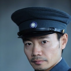 何強?