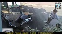 電車男車輪下撿了條命...嚇傻了吧...