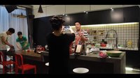 《我是杜拉拉》曝花絮 王耀慶戚薇拍戲爆笑對打