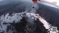 美女滑翔穿越滾滾巖漿火山口 畫面讓人冷汗直流