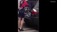 女模特兒當街脫換衣服，驚呆路人，我為什么遇不到