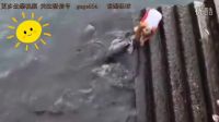 小男孩每天都去河邊同一地方玩耍，真相竟然是去找朋友