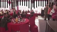 二愣子辦滿月宴，請了個二貨主持，又來個熊孩子，這一家真夠二