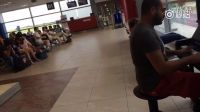 布拉格機(jī)場中，正在候機(jī)的鋼琴師演奏致愛麗絲和泰坦尼克號主題曲