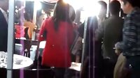 [拍客]吉慶街美女藝人演出被客人熊抱