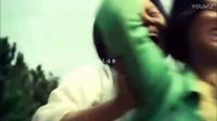 母親帶女兒逃離父親的魔爪，被捉住頭發暴打，女兒為救母親被殺