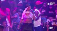 OMG！Rihanna再返VMA現(xiàn)場(chǎng)串燒熱單Rude Boy、What's My Name和Work！！全場(chǎng)已經(jīng)被日日掀翻了好么！！這舞蹈團(tuán)夠龐大！