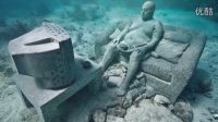 這個人在海底化石了