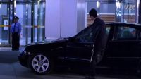 窮小子變富豪開奔馳，拜金女假裝碰瓷他車上，滿滿都是心機