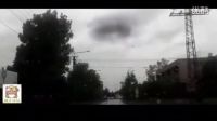 打雷天，司機把車停在路邊，正好車內監控拍到這一畫面！