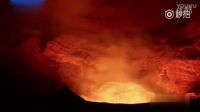 嚇傻了!直擊科學家站火山口自拍 險被突然噴發的巖漿吞噬_標清