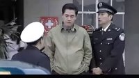 交警被車撞傷，公安局長打電話報警，警察卻以在吃飯為由拒接出警
