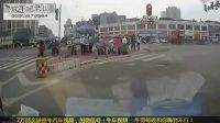 監控實拍：太恐怖！寶馬失控沖上站臺 倒霉的電車男被撞飛...
