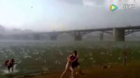 美女在沙灘上沐浴陽光，玩得正開心卻發生悲劇了