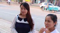 大齡剩女街頭看征婚廣告！