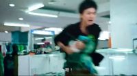 毒梟派出娃娃兵打傷緝毒特警，隊長果斷開槍擊斃！